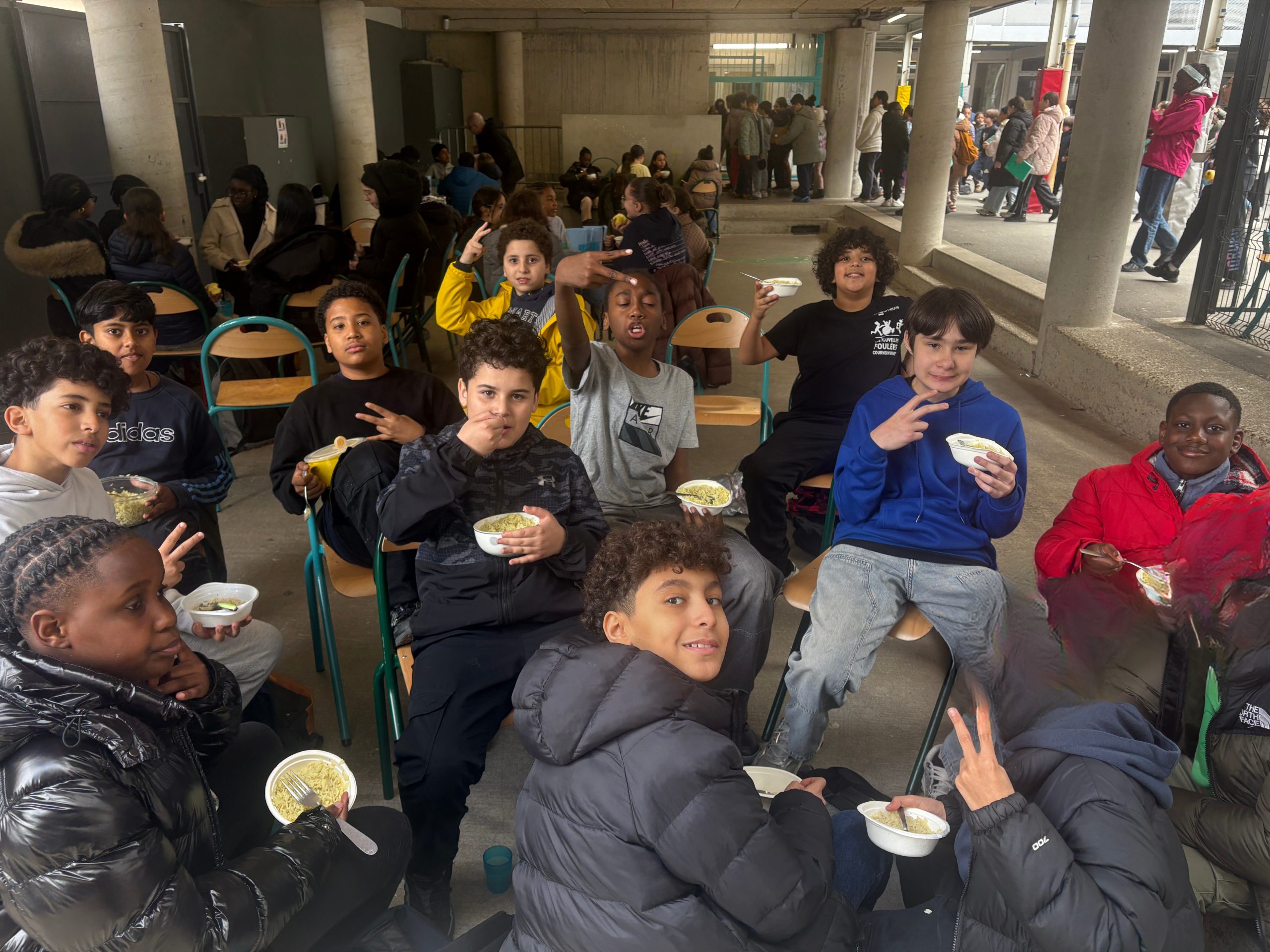 Élèves participant au Bol de riz 2026 à Notre-Dame des Vertus